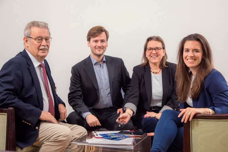 Das Übersetzungs- und Dolmetscherbüro wird heute in zwei Generationen geführt: Dr. Maximilian Frhr. von Teuffenbach und Valerie Freiin von Teuffenbach sind in die Firma eingestiegen.